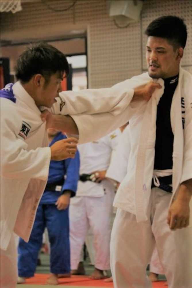 乱取りを行う柔道世界選手権代表の阿部一二三（左）とリオ五輪男子７３キロ級金メダルの大野将平