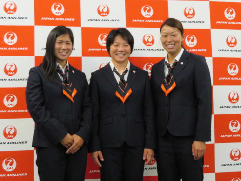世界陸上出発前に記念撮影に応じる（左から）女子やり投げの斉藤、海老原、宮下