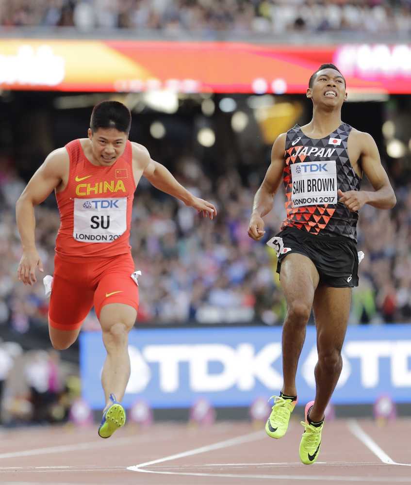世界陸上男子１００メートル準決勝で敗退したサニブラウン（右）は厳しい表情でゴール（ＡＰ）