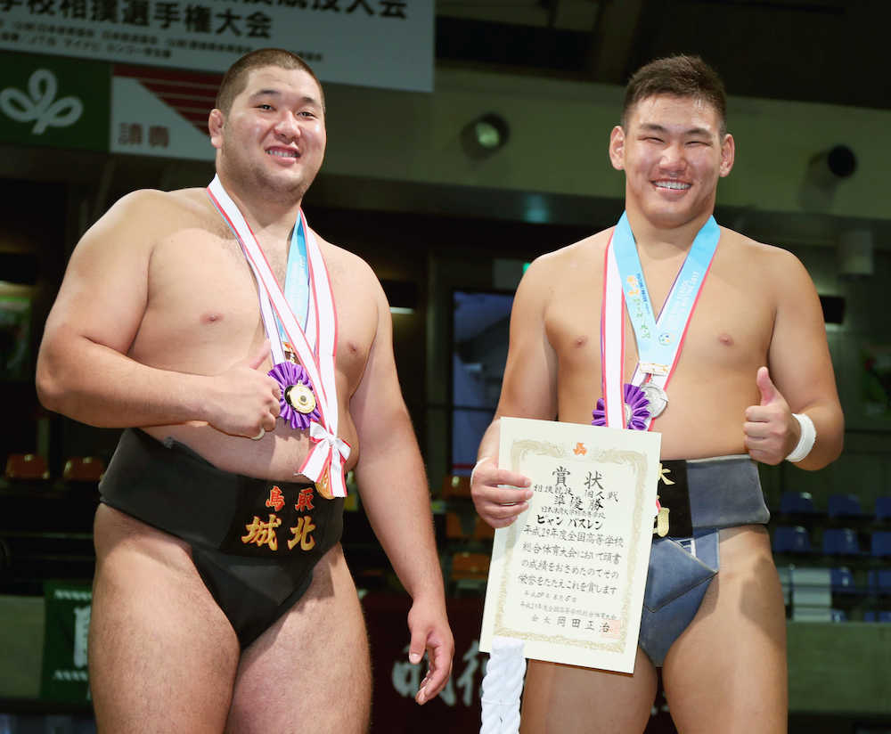 全国高校総体・相撲個人で優勝し、高校横綱に輝いた鳥取城北のアマルトゥプシン・アマルサナー（左）と準優勝の日体大柏のスガラクチャー・ビャンバスレン