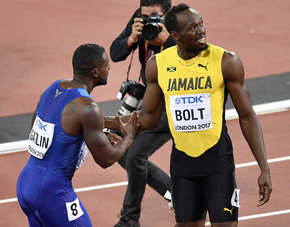 世界陸上男子１００メートルで３着に敗れたボルト（左）は優勝のガトリンを握手（ＡＰ）
