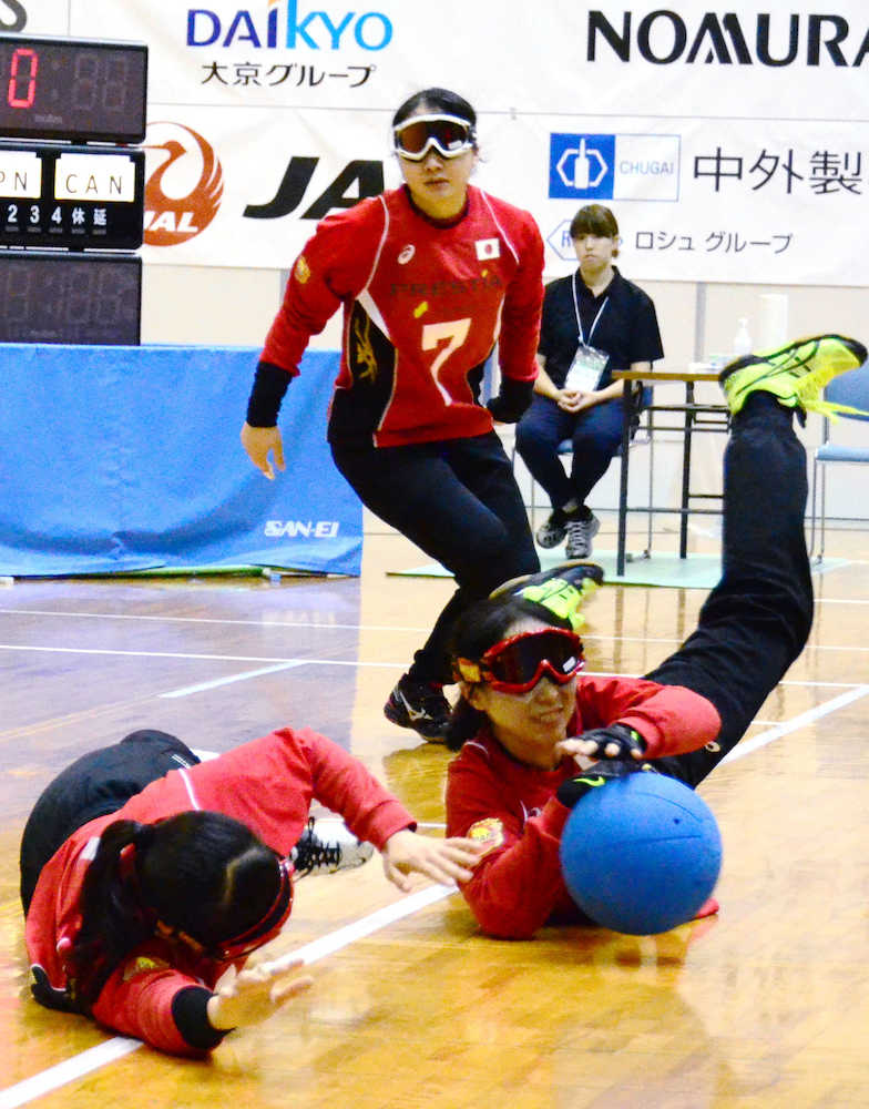 ゴールボール女子のジャパンパラ大会決勝、カナダの投球を止める浦田理恵（手前右）