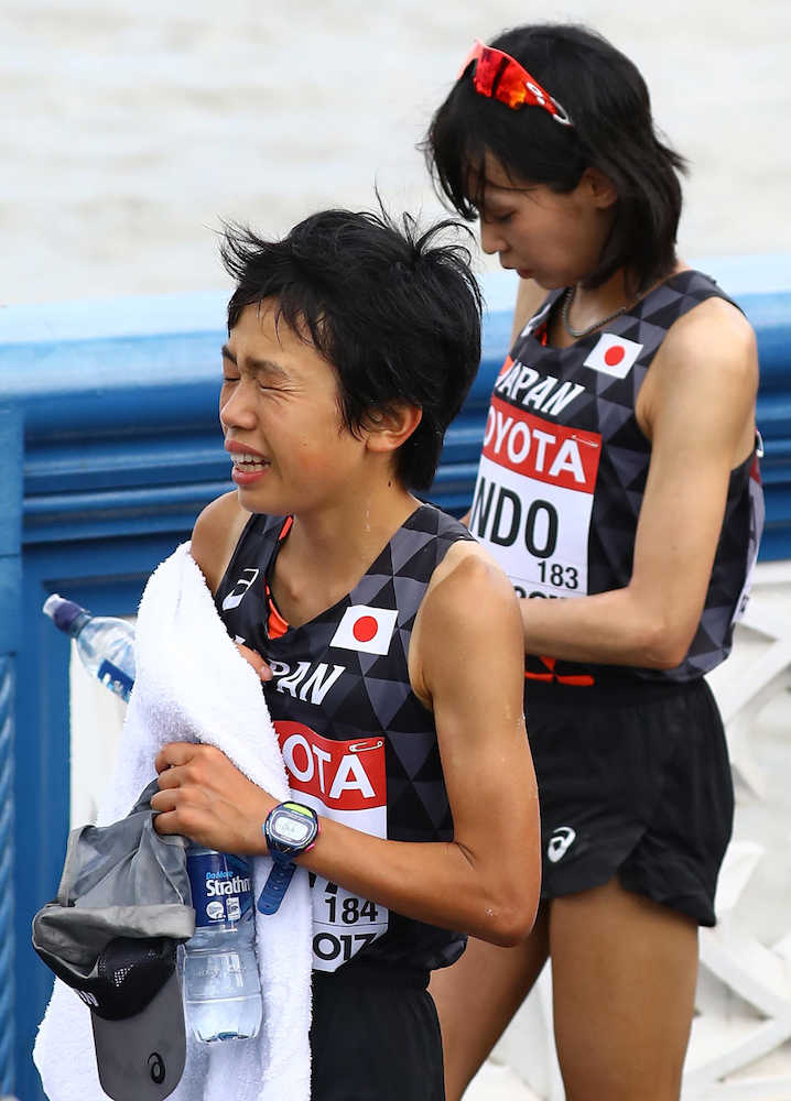 女子マラソン、引き揚げる清田（左）と安藤