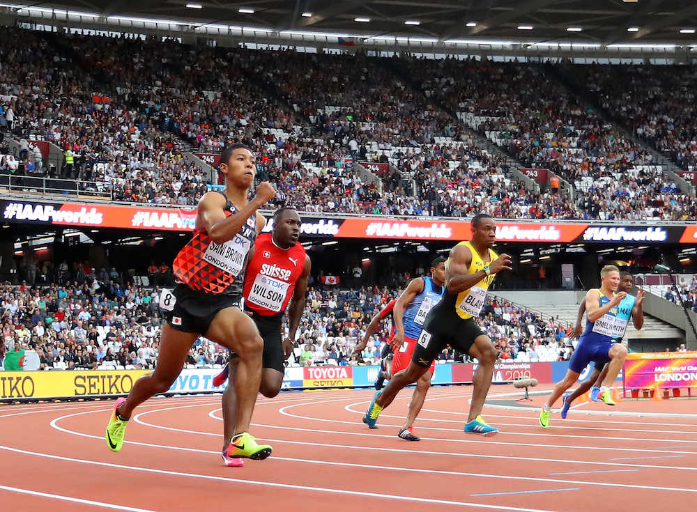 ＜世界陸上ロンドン大会４日目＞男子２００メートル予選、力走するサニブラウン（左）