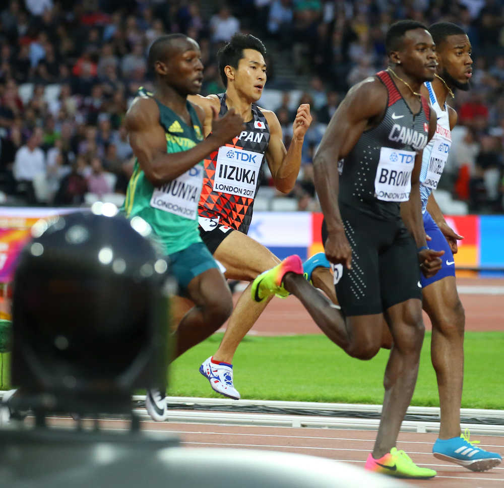 ＜世界陸上ロンドン大会４日目＞男子２００メートル予選、力走する飯塚（中央）