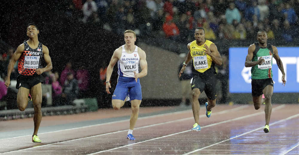 世界陸上男子２００メートル準決勝、サニブラウン（左）は懸命の走りで２着に入り決勝進出（ＡＰ）