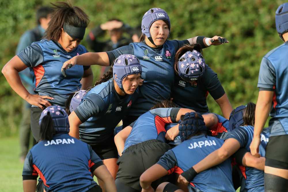 ラグビーの女子ワールドカップ開幕を前に、練習する斉藤主将（中央上）ら日本代表