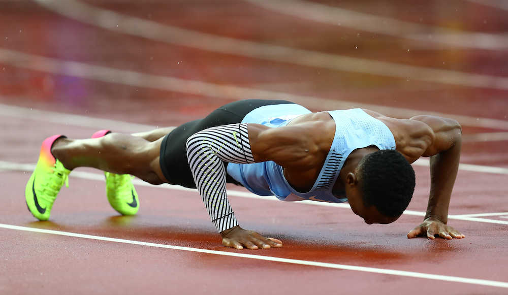 ＜世界陸上ロンドン大会６日目＞男子２００メートル予選、救済措置が取られ１人のレースを終え腕立て伏せを始めるマクワラ