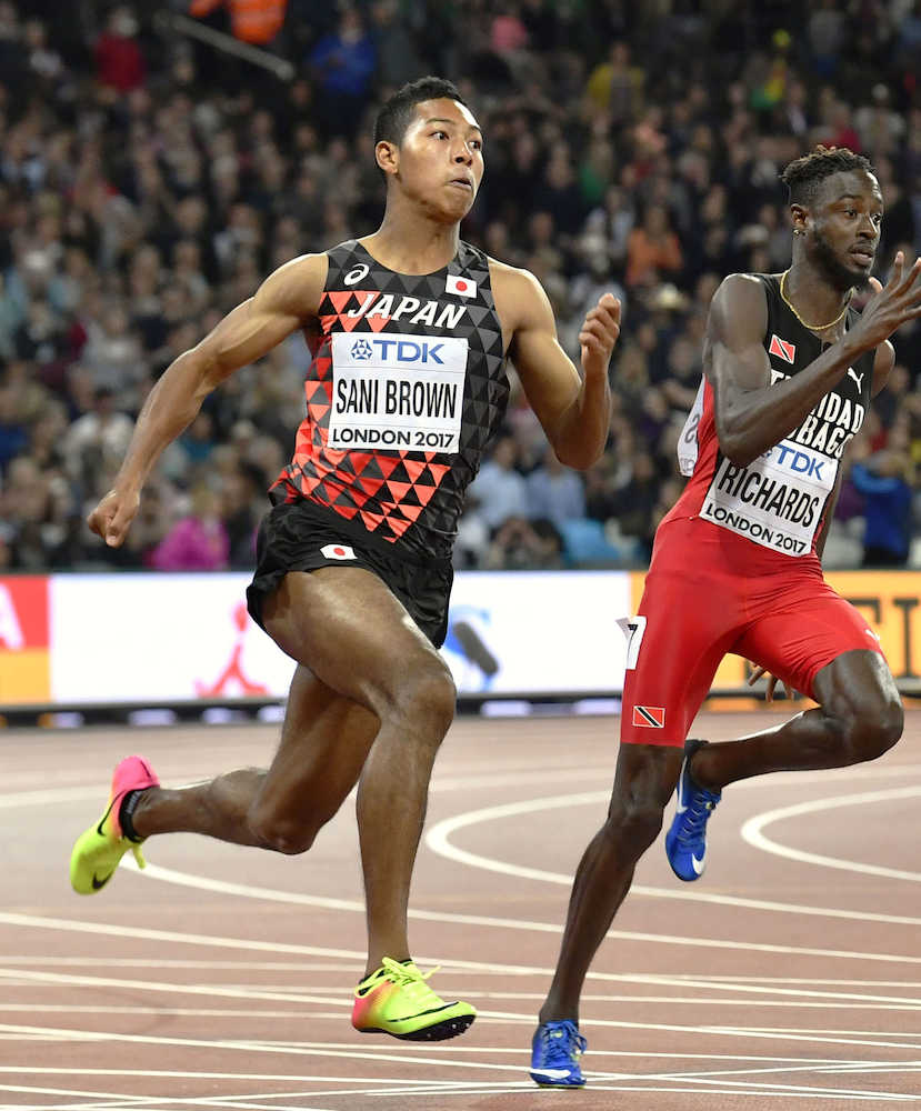 世界陸上男子２００メートル決勝　力走するサニブラウン（左）