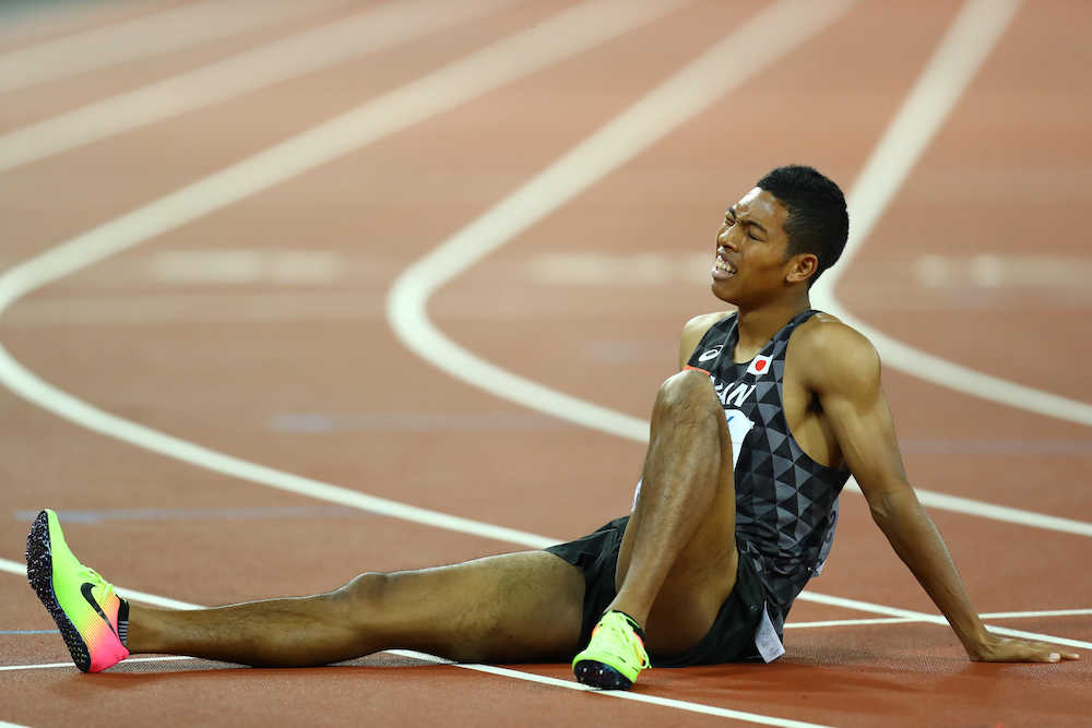 男子２００メートル決勝、ゴールしレーンに腰を落とし険しい表情を見せるサニブラウン