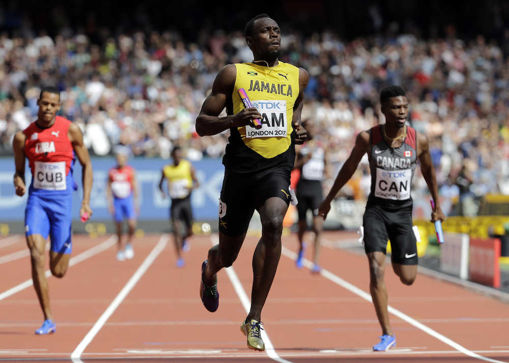 男子４００メートルリレー予選第２組で１着に入ったジャマイカ代表のウサイン・ボルト（中央）＝ＡＰ