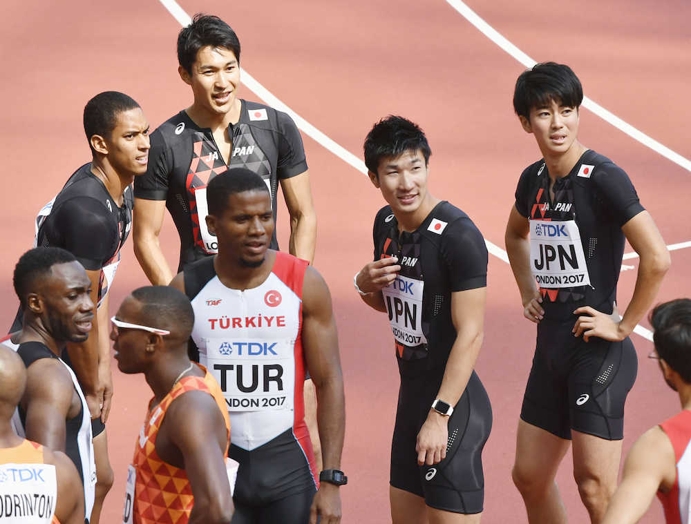 男子４００メートルリレー予選　ゴール後に順位を確認する（奥左から）ケンブリッジ、飯塚、桐生、多田