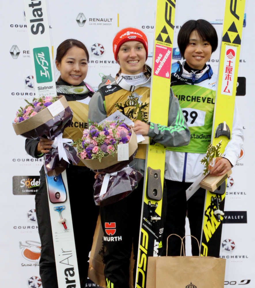 表彰台で笑顔を見せる（左から）２位の高梨沙羅、優勝のカタリナ・アルトハウス、３位の伊藤有希