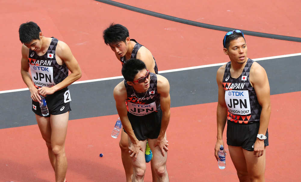 男子４×４００メートルリレー予選、がっくり引き揚げる（左から）堀井、佐藤、木村、金丸（撮影・会津　智海）