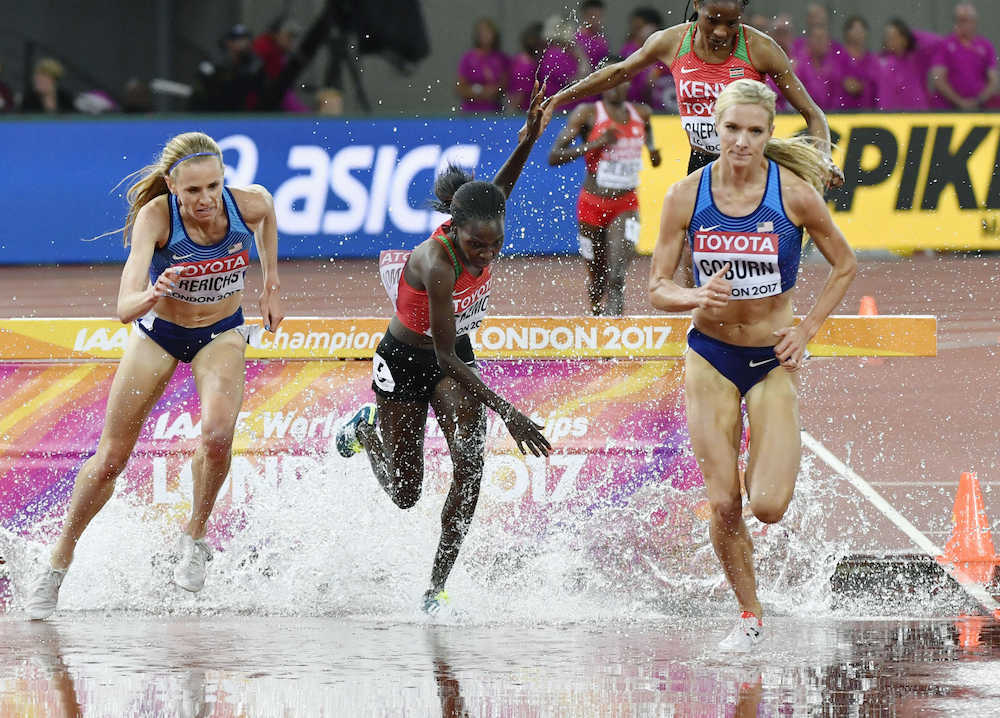 女子３０００メートル障害決勝　最後の水濠を越える米国のエマ・コバーン（右）とコートニー・フレリクス（左）ら