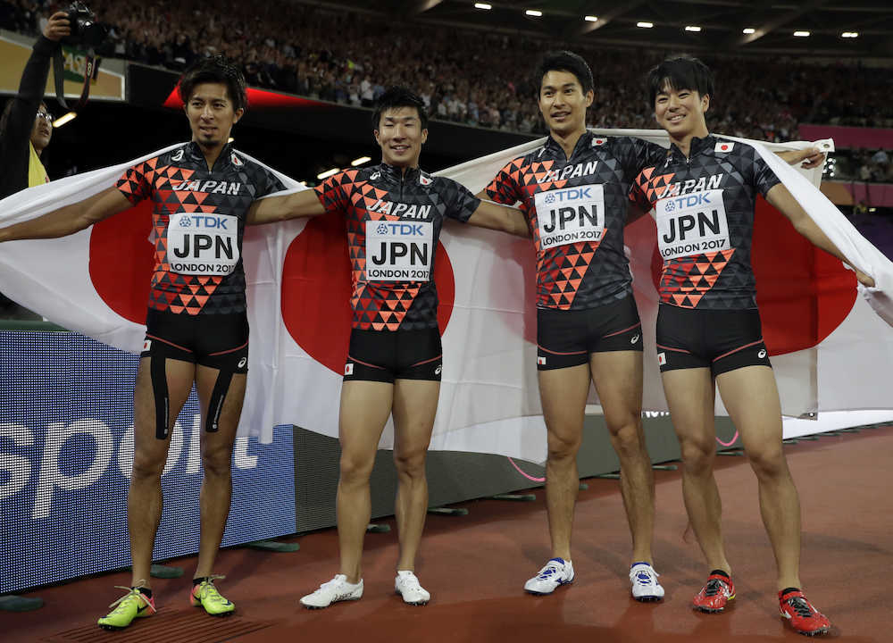 男子４００メートルリレーで初メダルとなる銅メダルを獲得した日本（右から多田、飯塚、桐生、藤光）