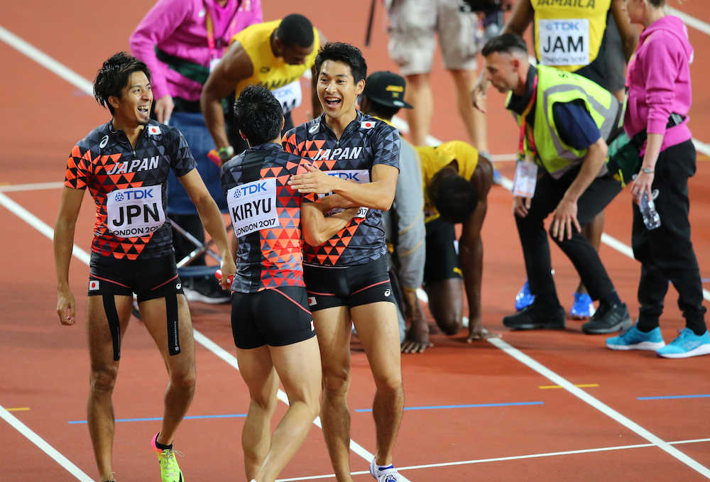 男子４００メートルリレー決勝で、３位を喜ぶ（左から）藤光、桐生、飯塚。中央右は負傷するボルト