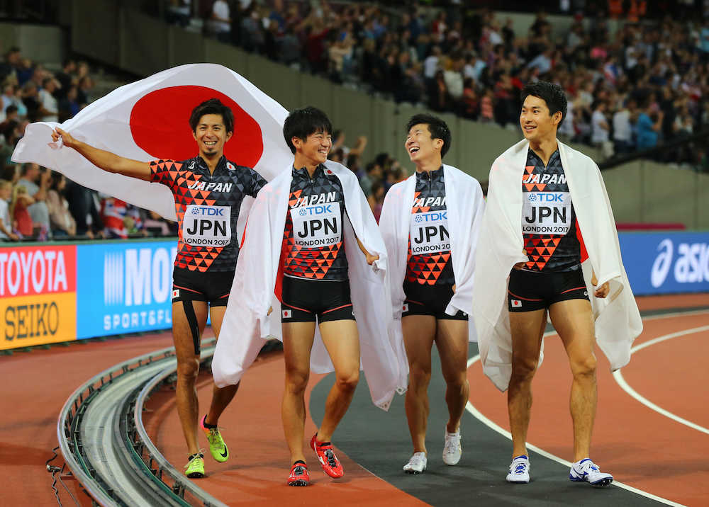 男子４×１００メートルリレー決勝、３位を喜ぶ（左から）藤光、多田、桐生、飯塚