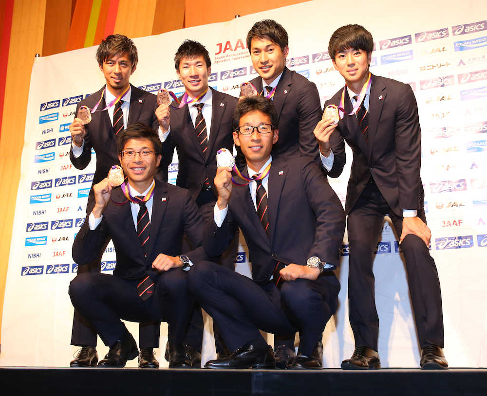 帰国しメダルを掲げる（前列左から）小林、荒井、（後列同）藤光、桐生、飯塚、多田