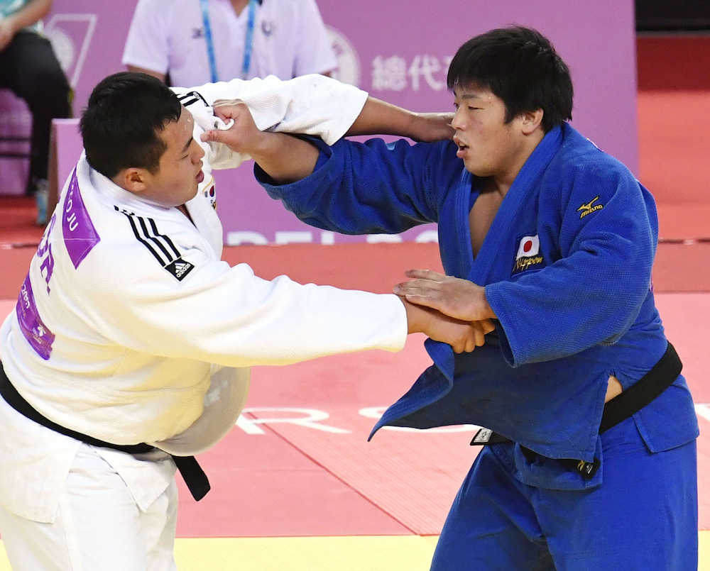 ユニバーシアード柔道男子１００キロ超級決勝で韓国選手（左）に優勢勝ちした影浦。日本勢初の金メダルを獲得した