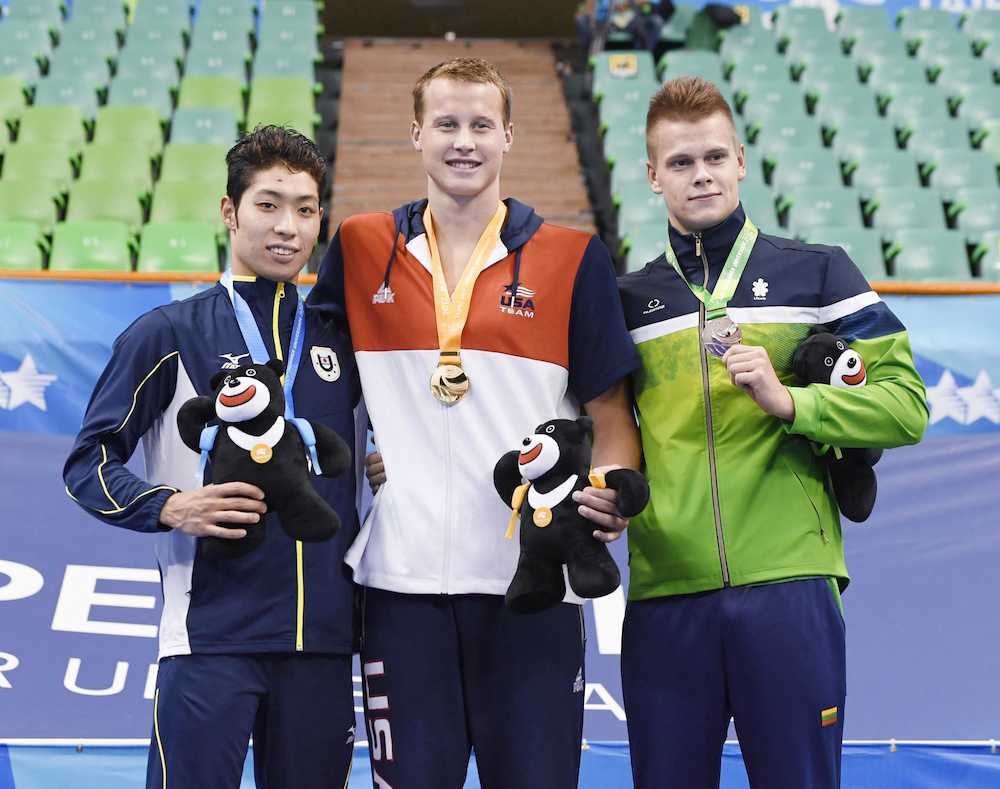 競泳男子１００メートル背泳ぎで銀メダルを獲得した萩野公介（左）