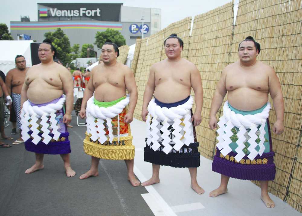 大相撲の夏巡業で、記念撮影に応じる（左から）稀勢の里、日馬富士、白鵬、鶴竜の４横綱