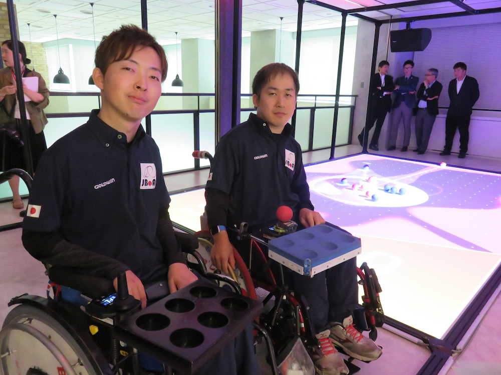 パラゲーム「サイバーボッチャ」の発表会に出席したボッチャ日本代表の杉村英孝（左）と広瀬隆喜