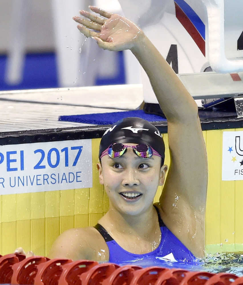 競泳女子２００メートル平泳ぎで優勝し、笑顔で手を振る渡部香生子
