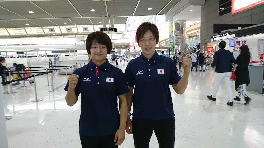 柔道世界選手権出場のためブダペストへ向け出発した女子５７キロ級の芳田（左）と宇高