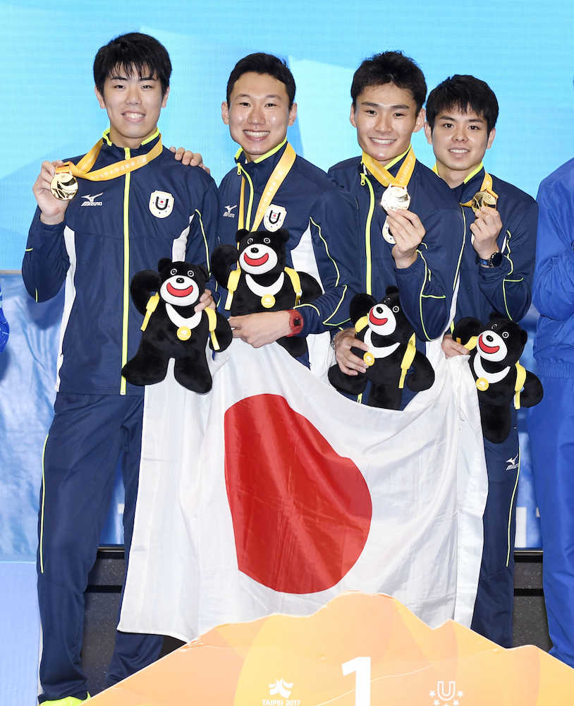 ユニバーシアードのフェンシング男子フルーレ団体で優勝し、表彰式でポーズをとる（左から）敷根、西藤、松山、野口