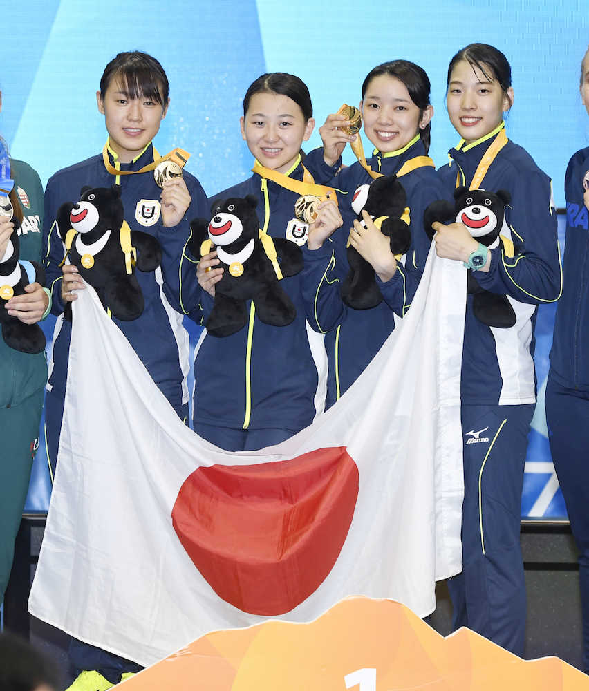 ユニバーシアードのフェンシング女子サーブル団体で優勝し、記念写真に納まる（左から）福島、高嶋、向江、江村