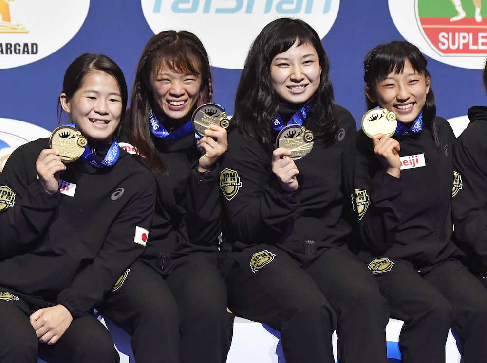 世界レスリングの金メダルを手に笑顔で記念写真に納まる（左から）奥野、川井梨、土性、須崎