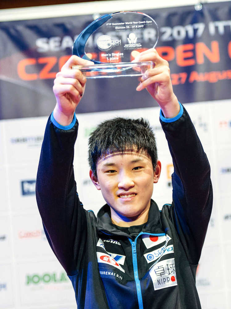 卓球のチェコ・オープンで、ツアー史上最年少で初優勝を果たした張本智和