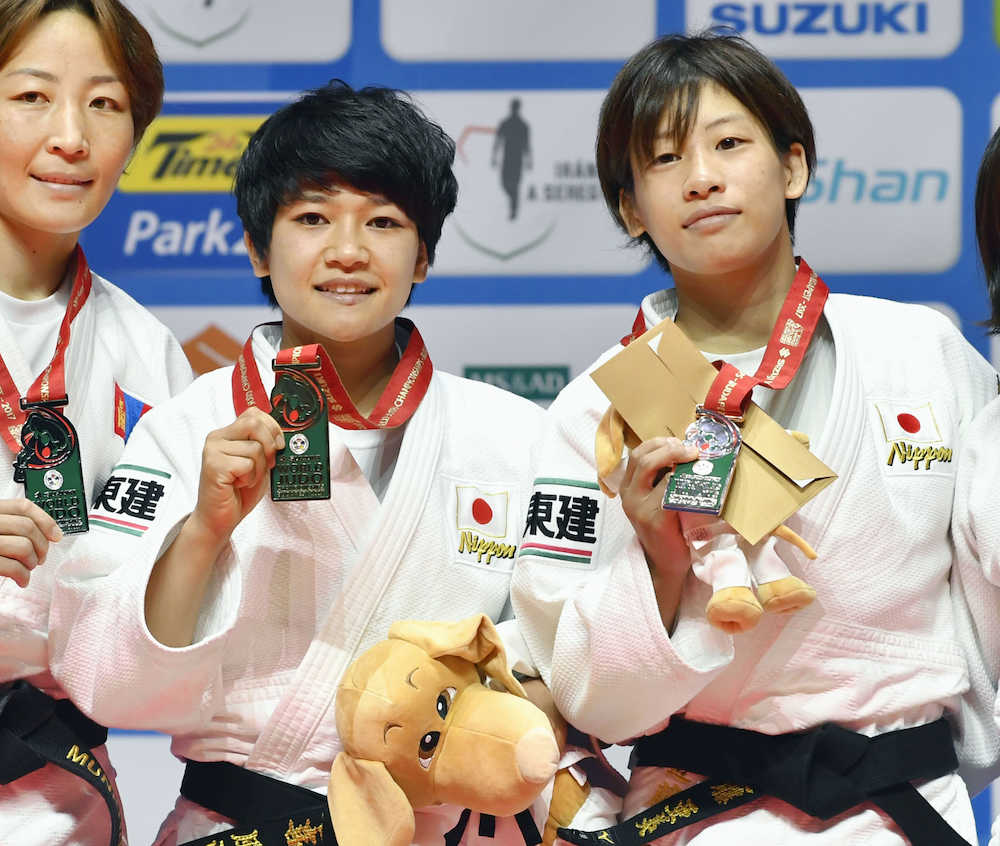 柔道の世界選手権女子４８キロ級で優勝した渡名喜風南（中央）と３位の近藤亜美