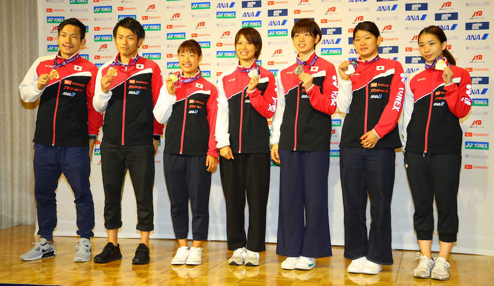 メダルを手に笑顔の園田、嘉村、奥原、福島、広田、高橋、松友（左から）ら選手