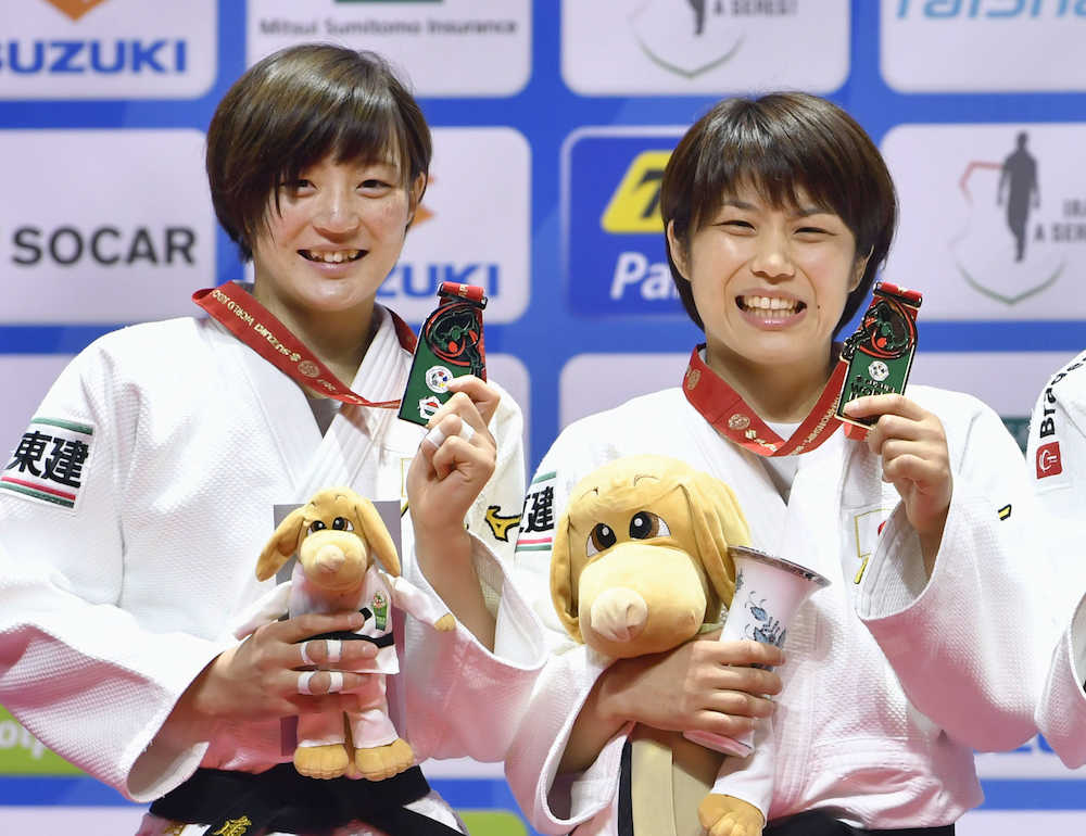 女子５２キロ級で初優勝し、メダルを手に笑顔の志々目愛（右）と２位の角田夏実