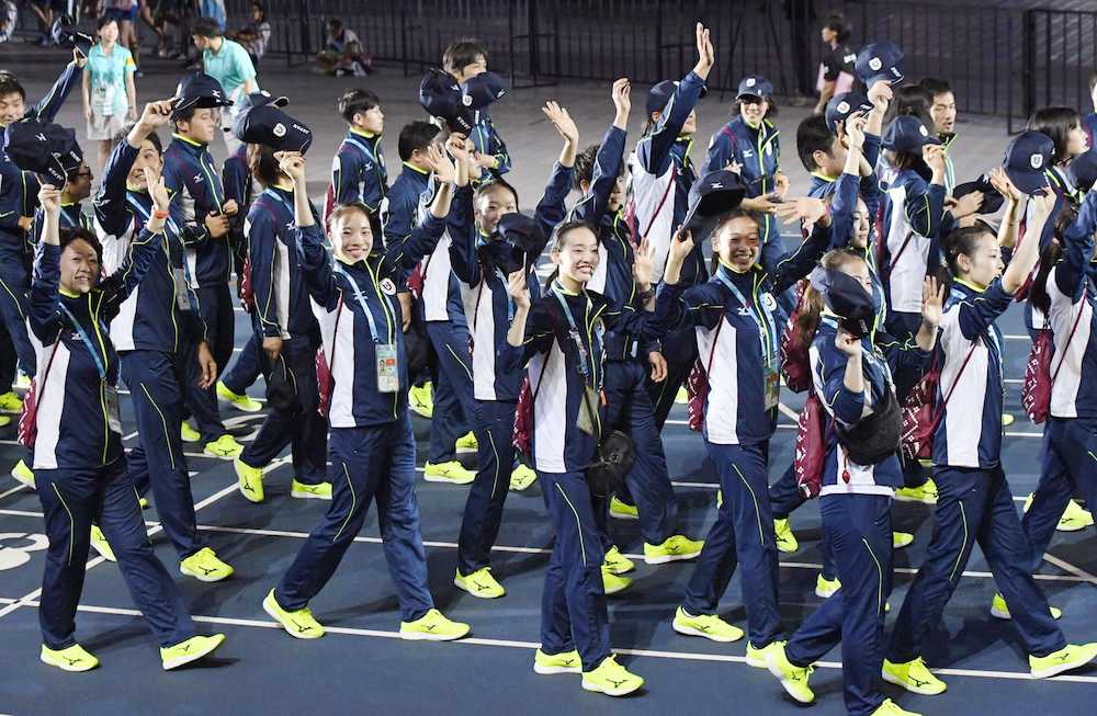 ユニバーシアード夏季大会の閉会式で手を振りながら入場する日本選手団