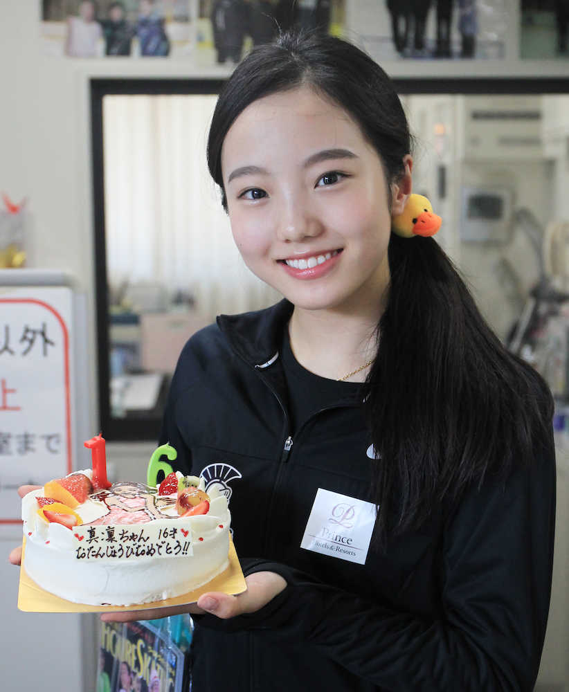 報道陣からプレゼントされた誕生日ケーキを手に笑顔の本田