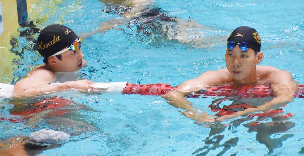 水泳の日本学生選手権に向けて調整する早大の坂井聖人（左）と渡辺一平