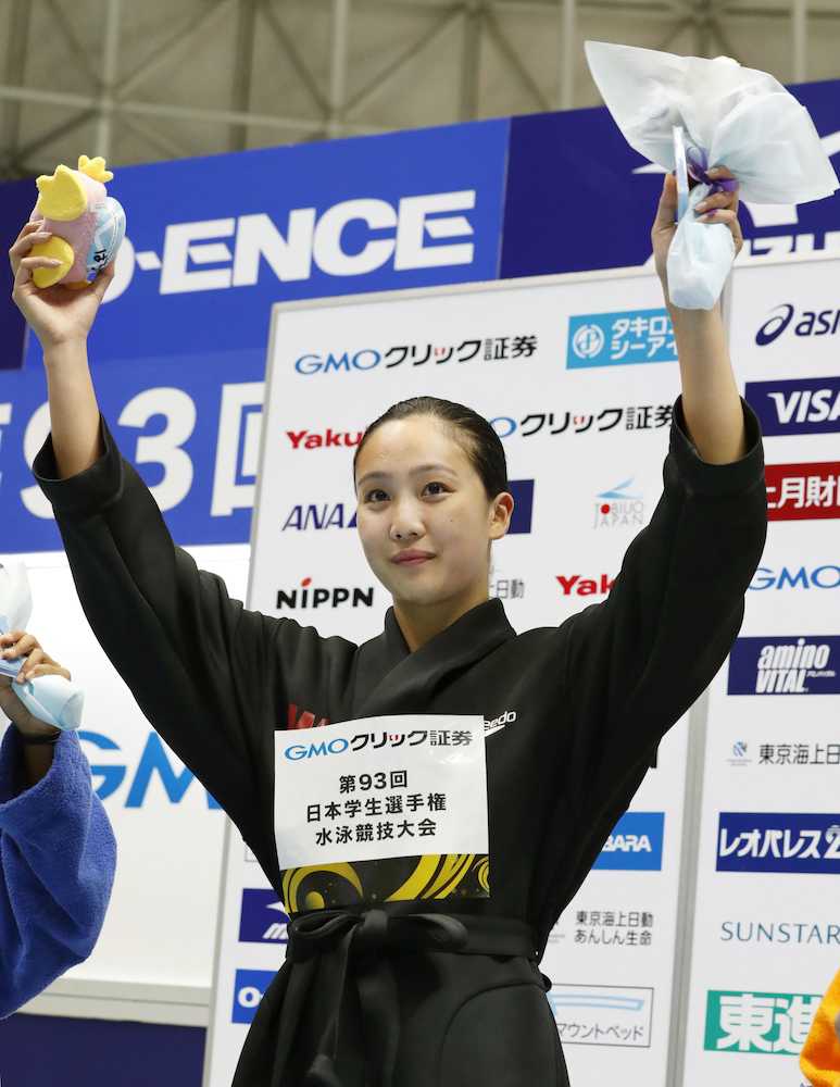 女子１００メートル平泳ぎで優勝し、表彰式で歓声に応える渡部香生子
