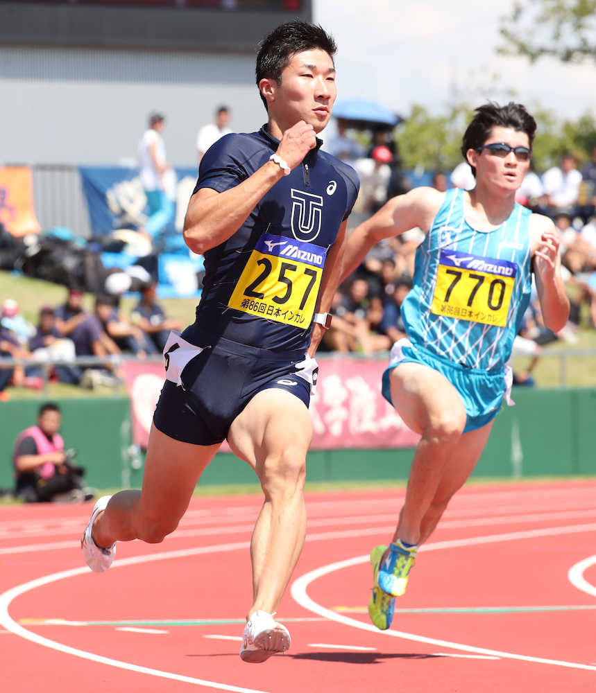日本学生陸上競技対校選手権大会２日目、２００メートルで２１秒４１で予選を通過した桐生（左）
