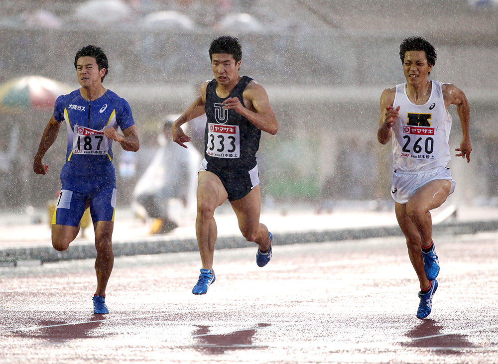 １４年６月、日本選手権の男子１００メートル決勝で山県（右）らを破り、初優勝を果たす桐生