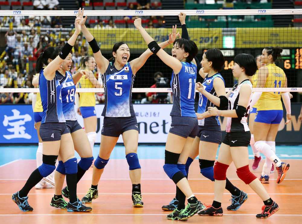 ＜日本・ブラジル＞勝利の瞬間、喜びを爆発させる荒木（左から３人目）ら日本代表選手
