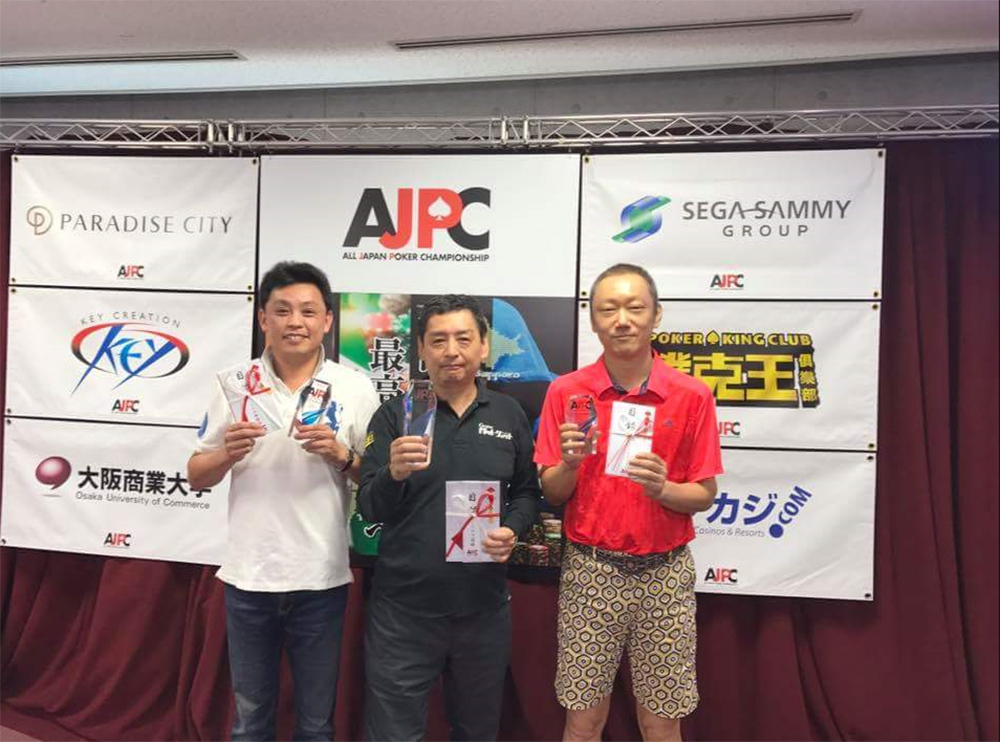 シニアトーナメント連覇を果たした今西幸雄さん（中央）と２位山下一喜さん（左）、３位香城国磨さん