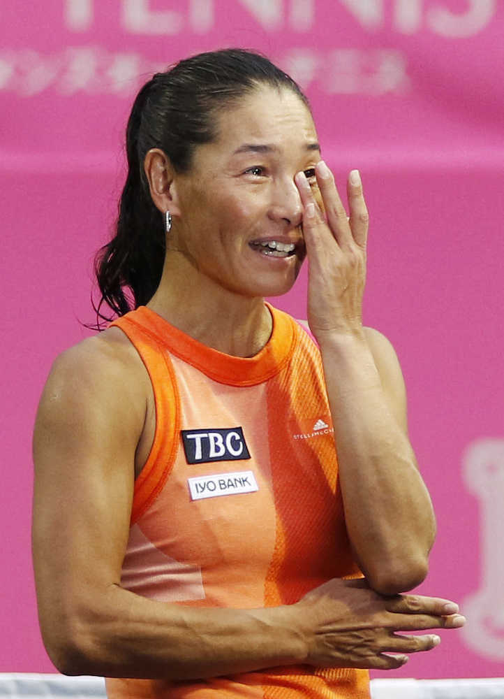 現役最後の大会で敗れ、引退セレモニーで涙を浮かべる女子テニスの伊達公子