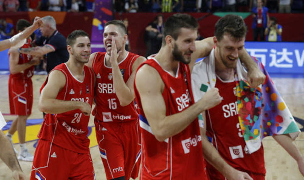 べスト４入りを決めて歓喜するセルビアの選手たち（ＡＰ）