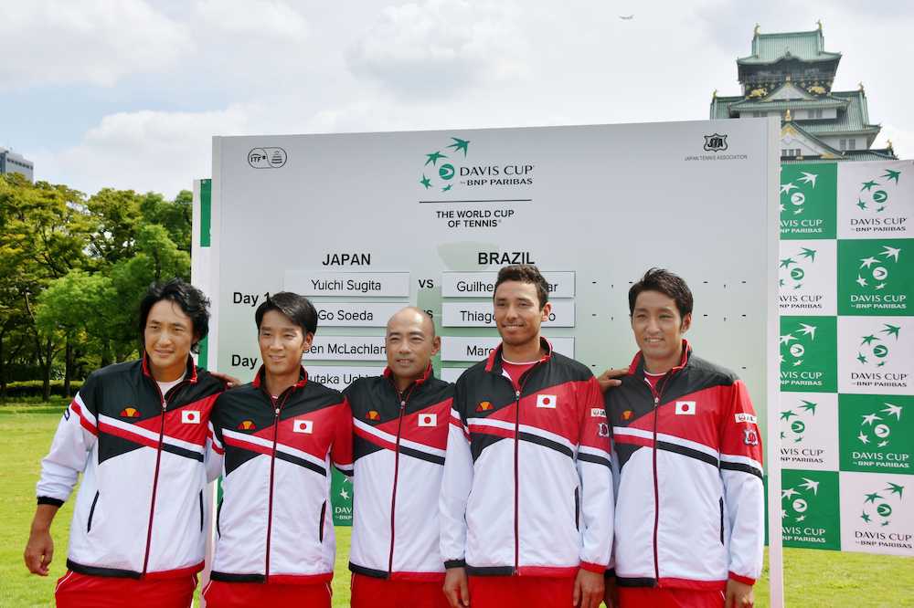デビス杯ワールドグループ入れ替え戦の抽選を終え、笑顔を見せる杉田祐一（左から２人目）ら日本代表