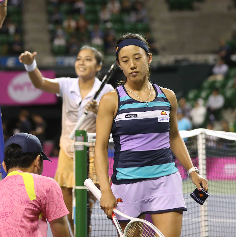 日本女子オープンテニス決勝、加藤未唯（右手前）はザリナ・ディアスに敗れ優勝を逃す