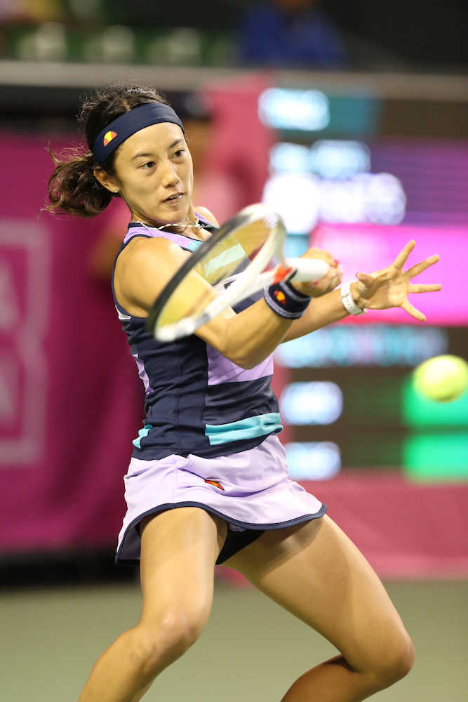 ＜日本女子オープンテニス決勝＞第２セット、激しいラリーを続ける加藤未唯