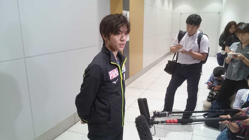 中部国際空港で取材に応じた男子フィギュアスケートの宇野昌磨